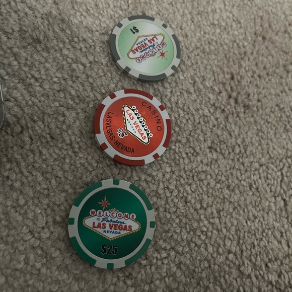 100 Chip Poker Set with 2 sets of cards, case, and dice. - Picture 4 of 6